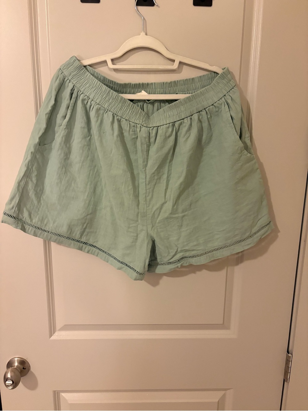 Light Mint Elastic-Waist Athletic Shorts with Side Pockets